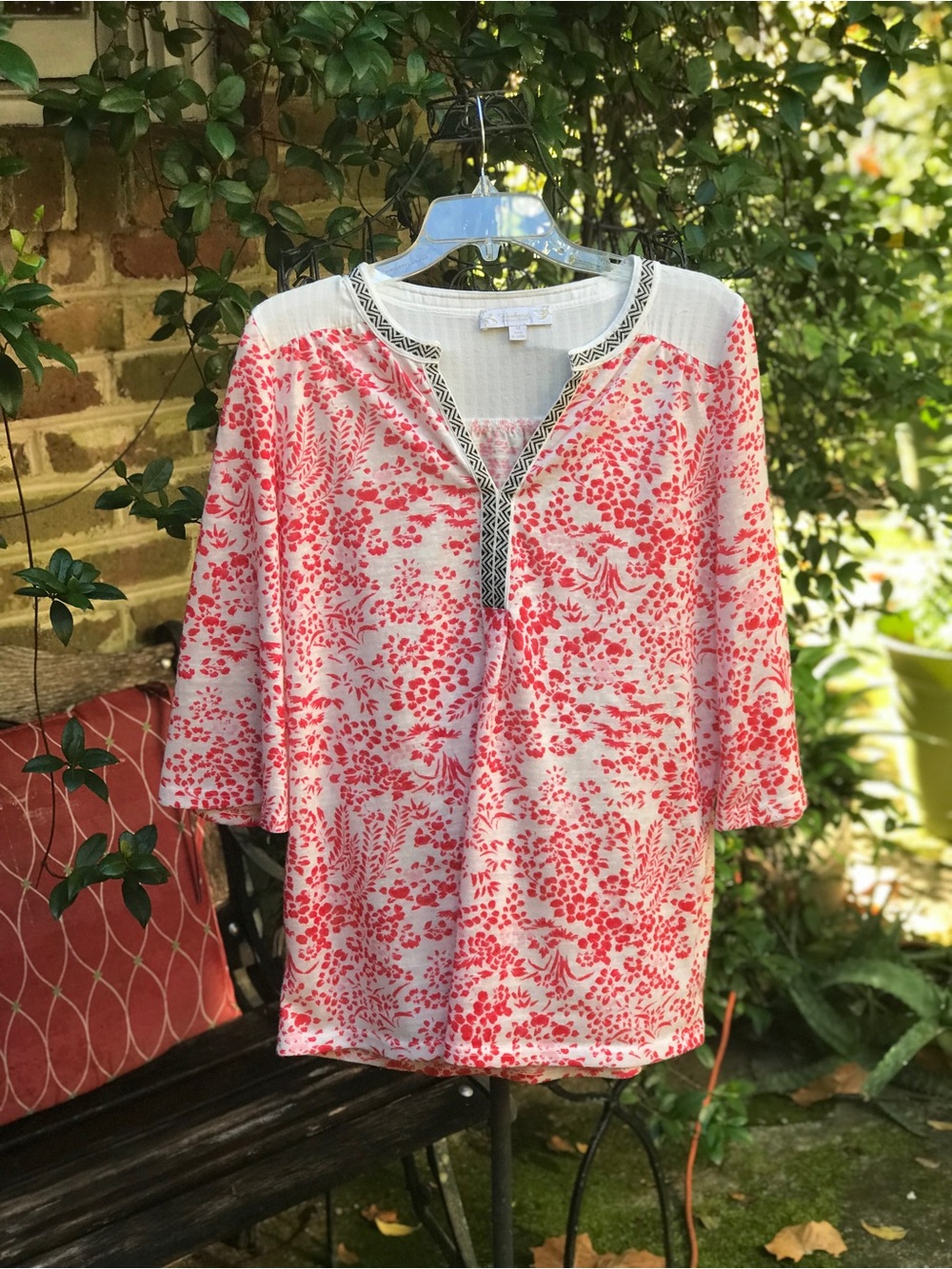 Suzanne Betro Weekend- PINK/WHITE PRINT COTTON KNIT TOP- Size Medium- EUC